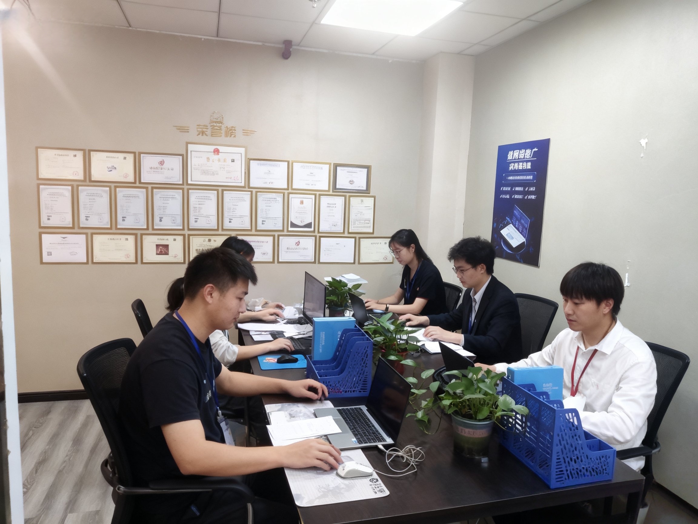 公司实拍：团队协作与工作环境示意